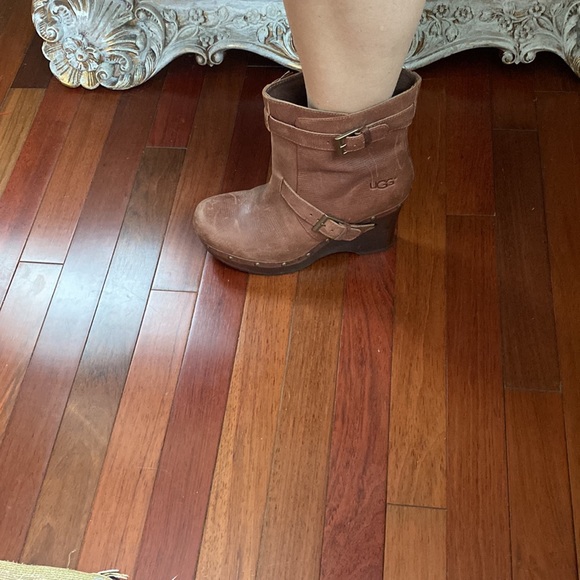 pair of Ugg boots - Picture 6 of 8